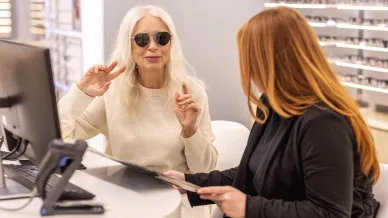 Frau probiert Sonnenbrille auf