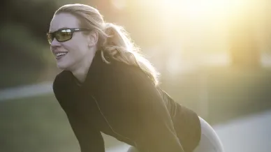 Radfahrerin mit Sportbrille