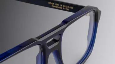 Anschnitt einer blauen Acetatbrille