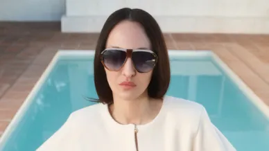 Portait einer Frau mit Sonnenbrille