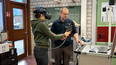 Frau mit KI-Brille und Mann am PC