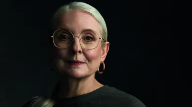 Blonde Dame mit Brille im Portrait