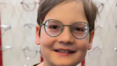 August mit neuer Brille