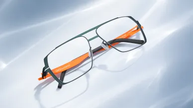 grüne Korrektionsbrille mit orangefarbenen Bügeln
