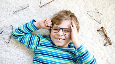 Junge mit Brille