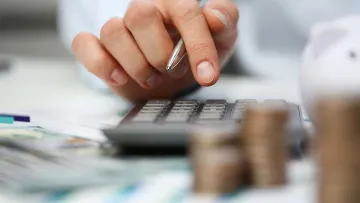 Taschenrechner und Geldmünzen