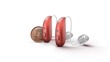 Hörgerät verglichen mit einer Centmünze