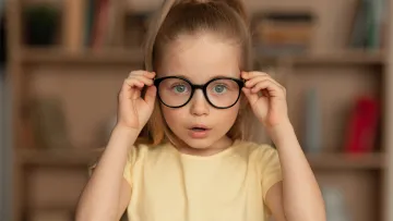 Kind hält Brille auf der Nase