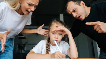 Eltern schreien Kind an