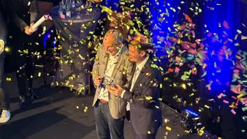 Sickenberger und Marx unter Beschuss mit Konfettikanone