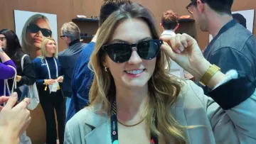 Angelika mit der Ray Ban Meta
