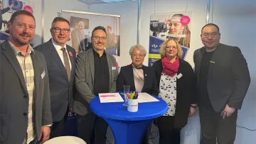 Optonia und Delegierte der chinesischen Fachschule