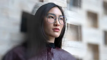  Modell trägt eine Fassung aus der Frühjahr-/Sommerkollektion von Blackfin