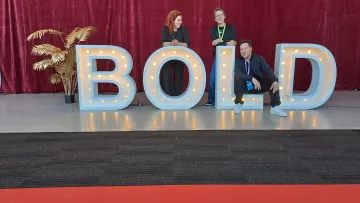 Kyra Schiffke mit den Organisatoren der Bold Light