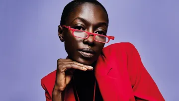 Dame mit roter Lesebrille und rotem Jacket