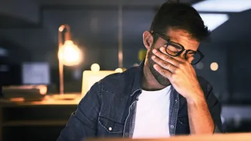 Mann reibt sich die Augen