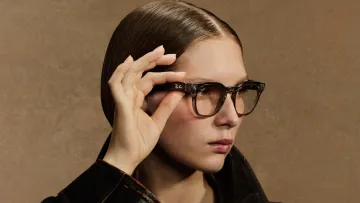 Frau bedient Ray Ban-Meta-Brille