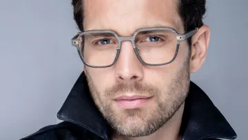 Mann mit Brille im Portrait