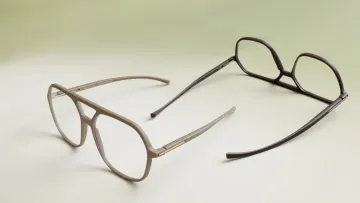 Zwei Korrekturbrillen liegen auf einer Fläche