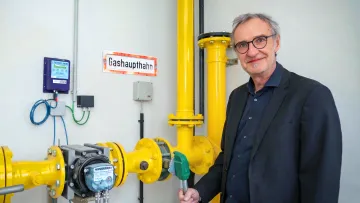 Thomas Windischbauer steht neben einer technischen Anlage