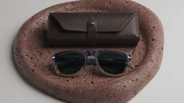 Brille und Etui auf Ablageschale