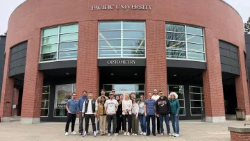 Gruppenbild vor dem Universitätsgebäude in den USA