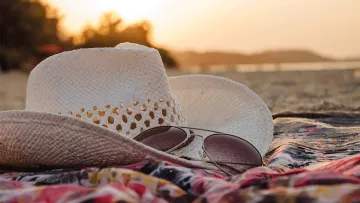 Hut und Sonnenbrille am Strand