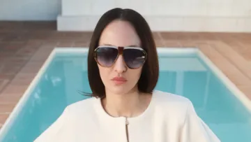 Portait einer Frau mit Sonnenbrille