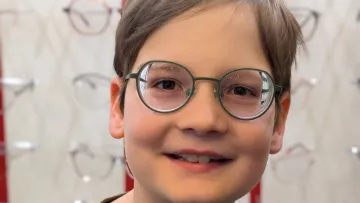 August mit neuer Brille