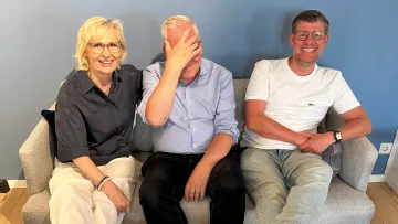 Hände vor Kopf