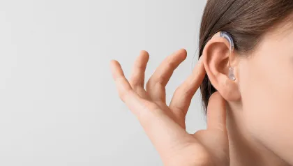 Hörgerät am Ohr