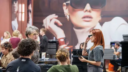 Menschen auf der Messe