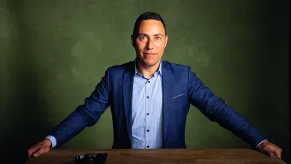 Mann in Hemd und Jacket schaut in die Kamera