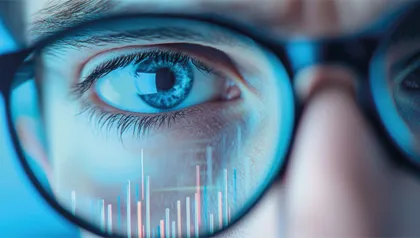 Auge schaut durch Brillenglas