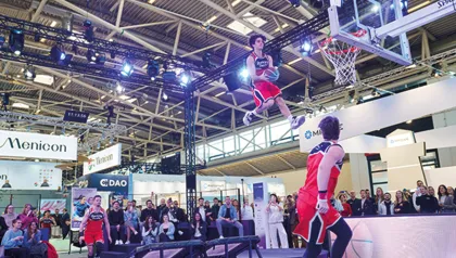 Basketball Dunk auf Tomorrow Vision-Fläche