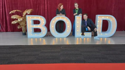 Kyra Schiffke mit den Organisatoren der Bold Light