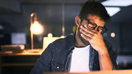 Mann reibt sich die Augen