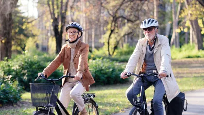 Paar fährt Fahrrad