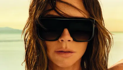 Frau mit Sonnenbrille am Meer