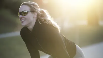 Radfahrerin mit Sportbrille