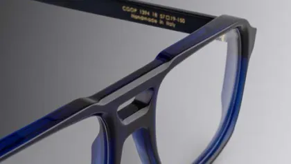 Anschnitt einer blauen Acetatbrille