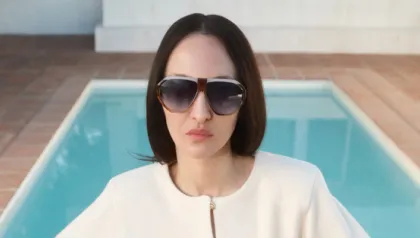 Portait einer Frau mit Sonnenbrille