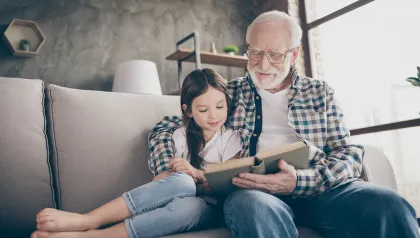 Opa liest Enkelin aus Buch vor