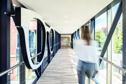 Fielmann Gebäudebrücke mit Brillenfassung