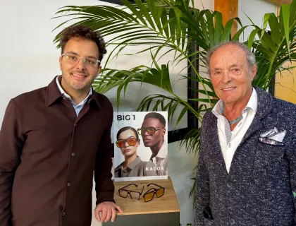 jüngerer und älterer Mann nebeneinander