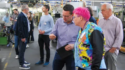 Personen bekommen Scharnier gezeigt bei OBE