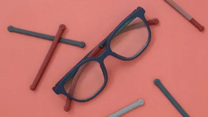 dunkelblaue Kinderbrille und verschieden farbene Bügel