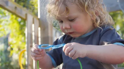kleiner Junge biegt Kinderbrille