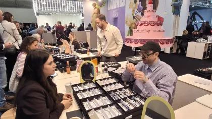 Eva Trummer-Held bei Fassungsauswahl am Andy Wolf-Stand