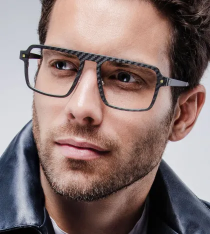 Mann mit Brille schaut nach links